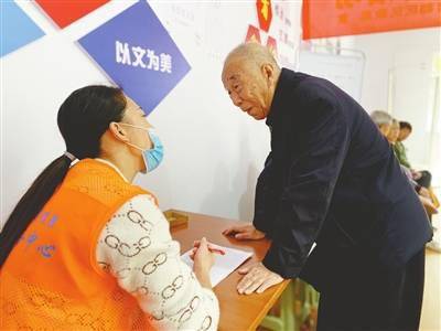 信都區首批600余位老人喜享養老助餐服務